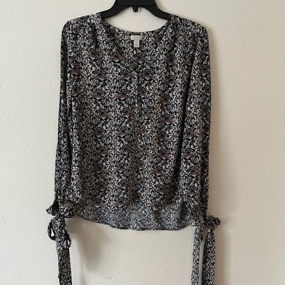 Hingeâlong sleeve blouse high-lowâhemâmulticoloredâfloralâpeasantâtieâSâWomen's